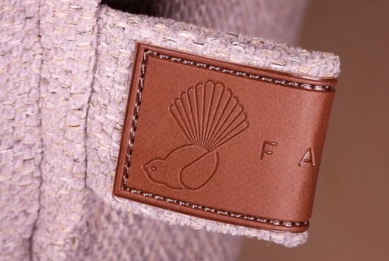 Hundeseng Fantail Snooze Iconic Pink en lækker grå/pink seng med høj kant - Image 3