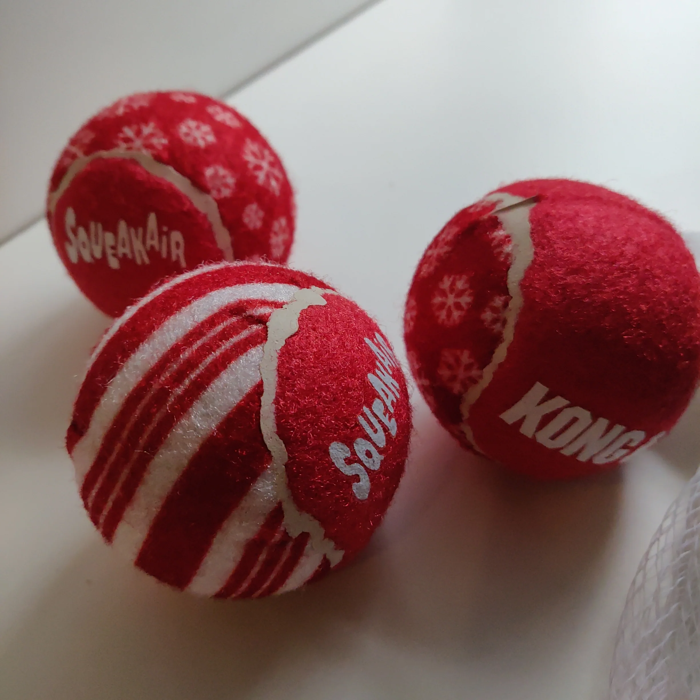 Kong - Holiday SqueakAir® Ball 3-pk small - Image 2